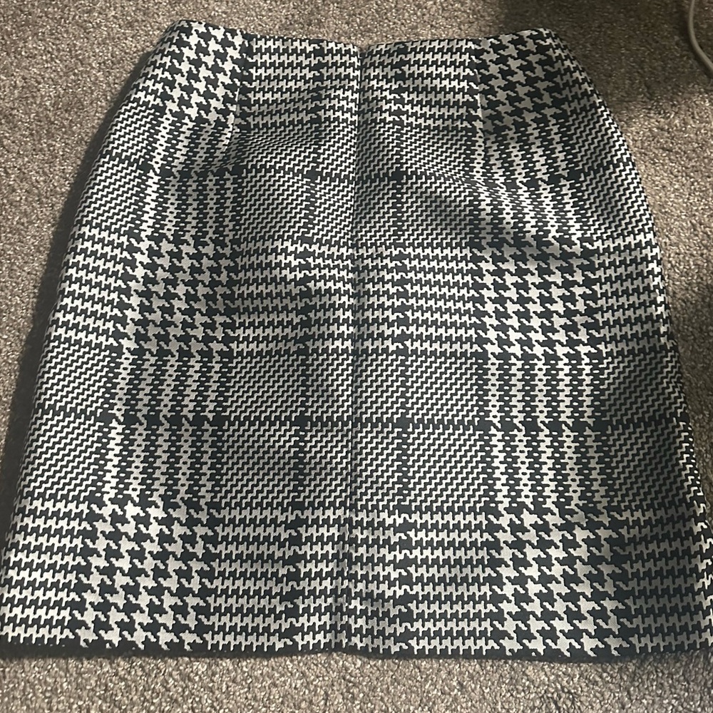 White House black market houndstooth patterned skirt